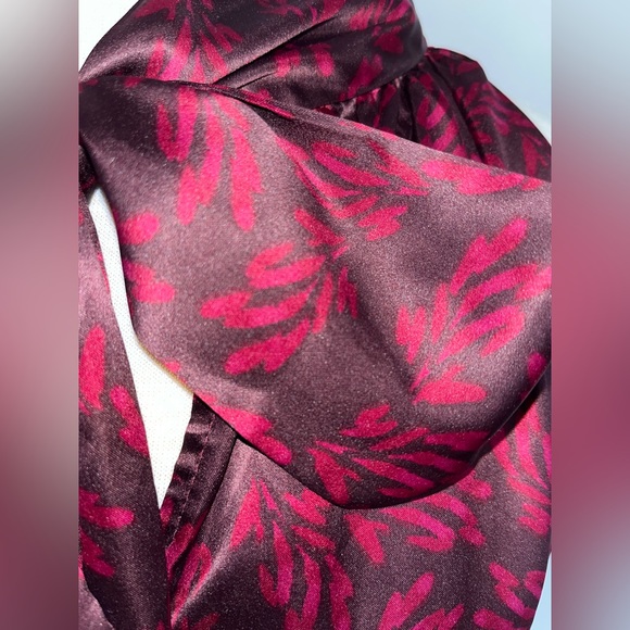 Banana Republic sleeveless blouse with attached scarf - Picture 10 of 10